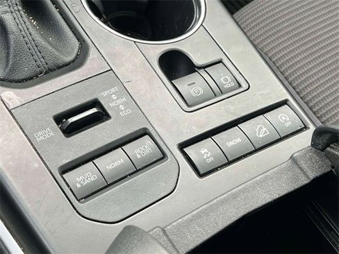 Used 2021 Toyota Highlander LE image 30