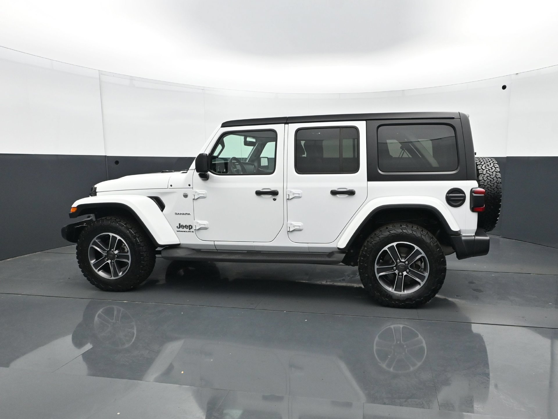 Used 2023 Jeep Wrangler Unlimited Sahara w/ LED Lighting Group AWD/4WD image 3