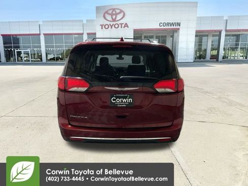 Used 2017 Chrysler Pacifica Touring-L image 7