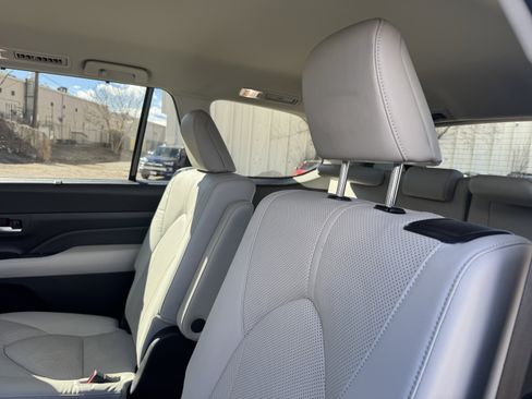 Used 2024 Toyota Grand Highlander AWD image 16