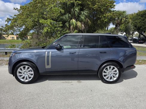 Certified 2025 Land Rover Range Rover SE image 7