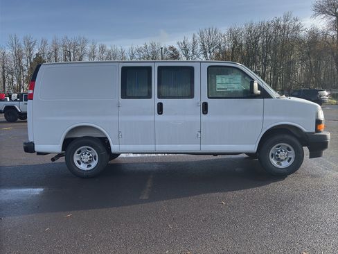 New 2025 Chevrolet Express 3500 image 30