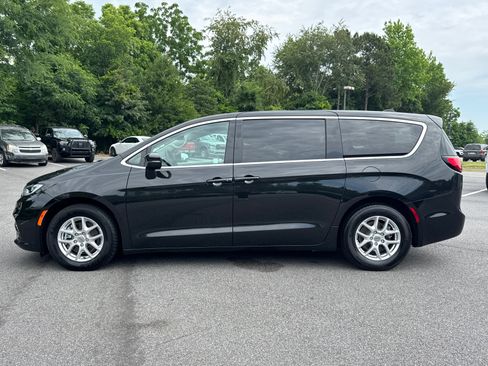Used 2023 Chrysler Pacifica Touring-L FWD image 8