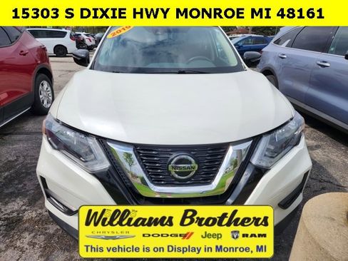 Used 2019 Nissan Rogue SV image 2