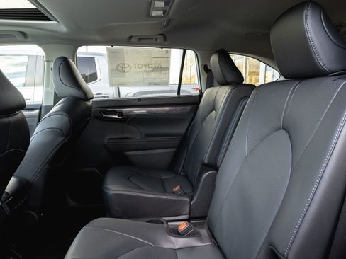 New 2026 Toyota Highlander Limited image 8