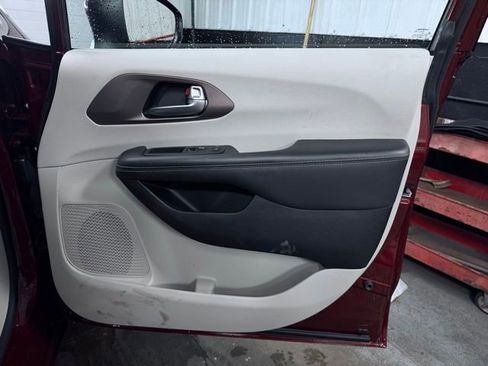 Used 2023 Chrysler Voyager LX FWD image 16