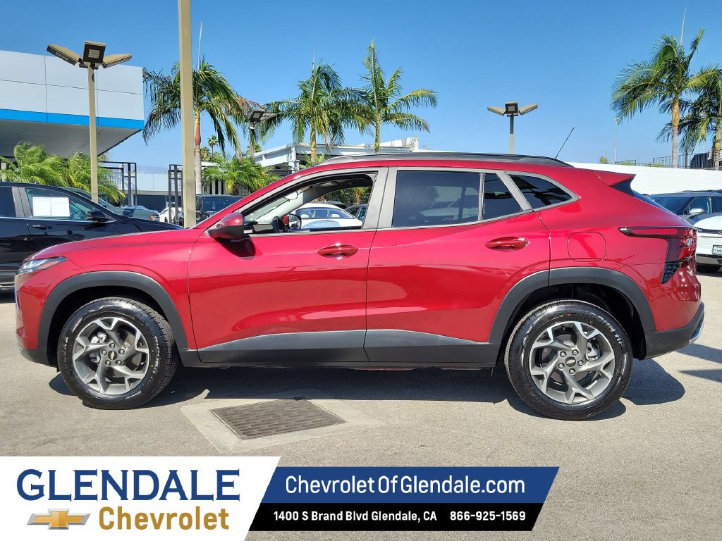 Used 2025 Chevrolet Trax LT FWD image 6