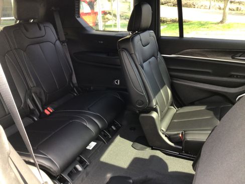 New 2026 Jeep Grand Cherokee L Limited AWD/4WD image 9