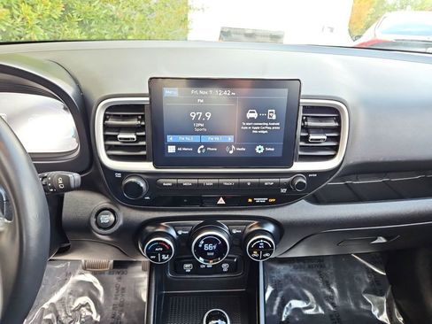 Used 2025 Hyundai Venue SEL image 15