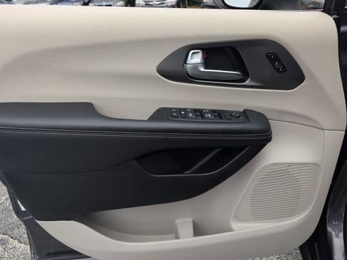Used 2023 Chrysler Pacifica Touring-L FWD image 9