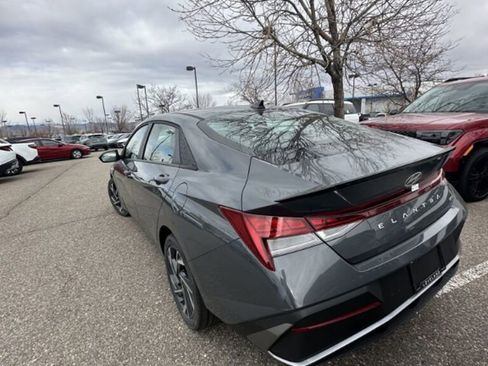 Used 2025 Hyundai Elantra SEL image 4