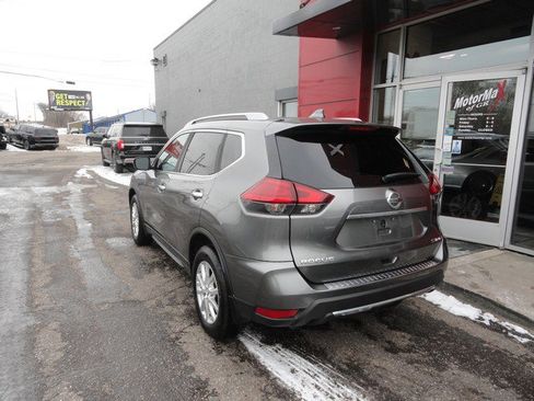 Used 2017 Nissan Rogue SV image 3