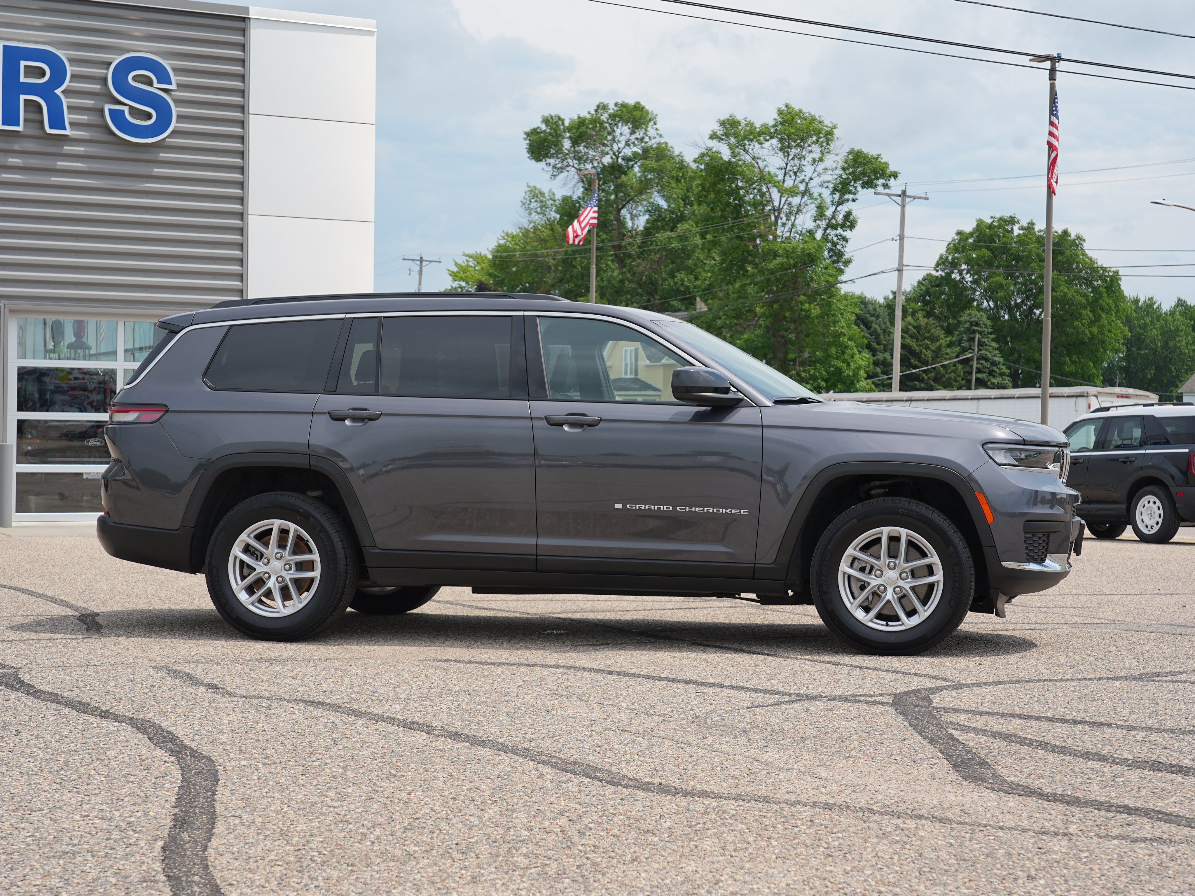 Used 2025 Jeep Grand Cherokee L Laredo w/ Trailer Tow Package AWD/4WD image 2
