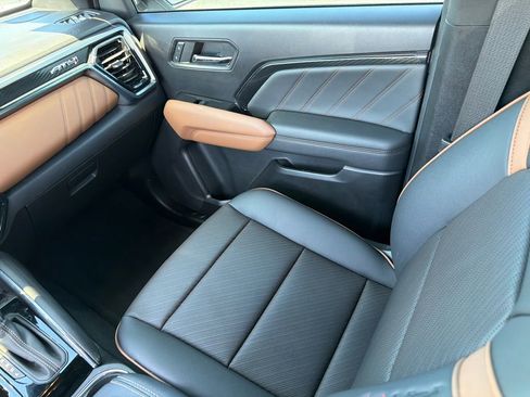 Used 2024 GMC Canyon AT4 w/ AT4 Premium Package image 17