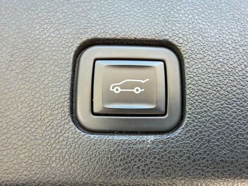 Used 2023 Cadillac XT6 Premium Luxury w/ Technology Package FWD image 10