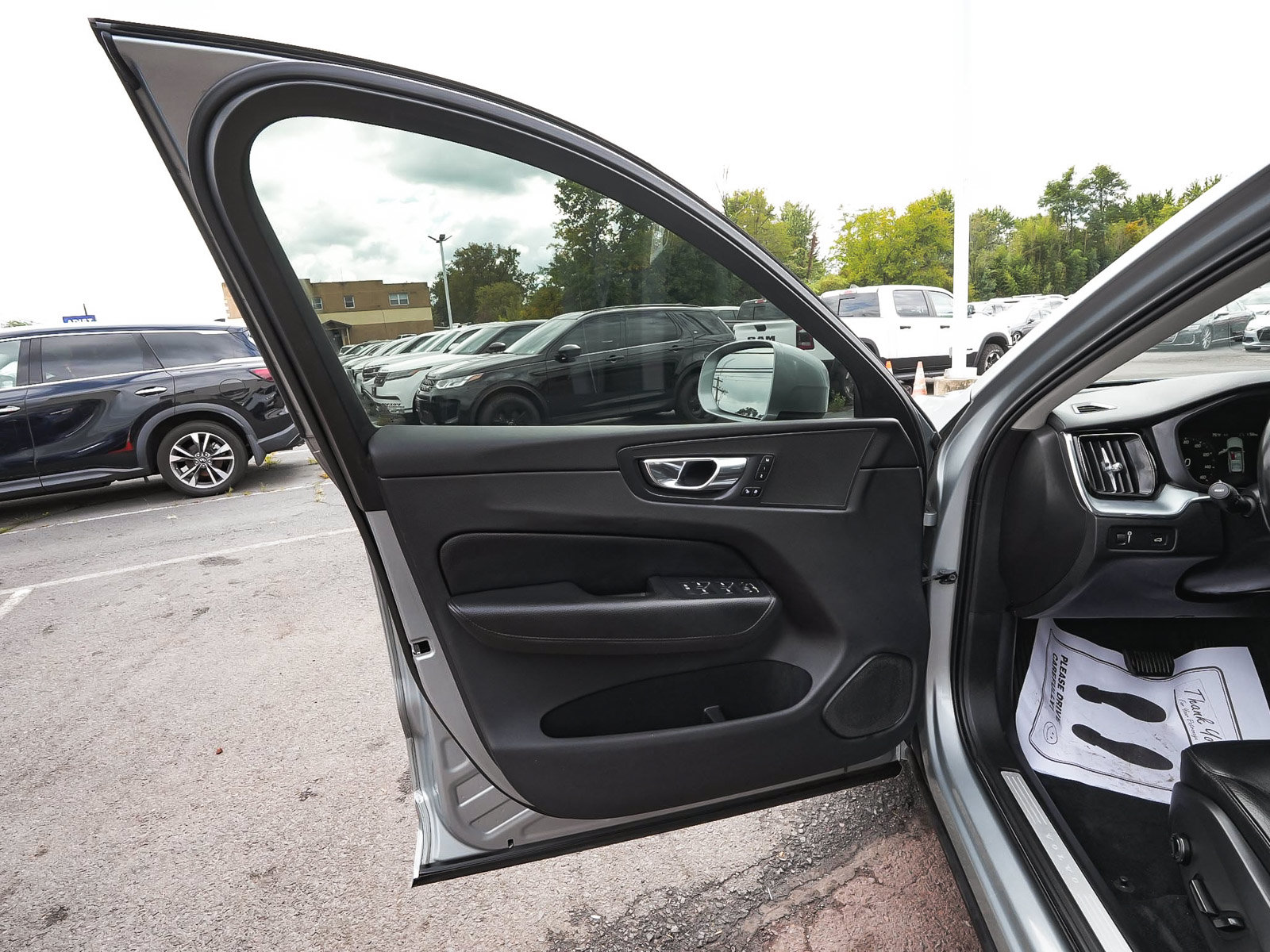 Used 2018 Volvo XC60 T5 Momentum w/ Convenience Package AWD/4WD image 11