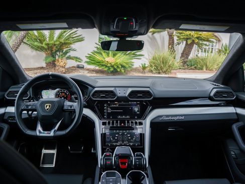 Used 2023 Lamborghini Urus S image 7