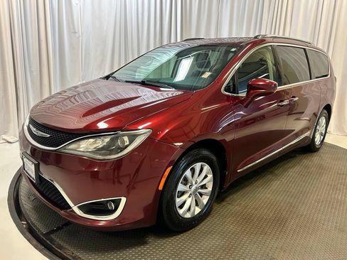 Used 2018 Chrysler Pacifica Touring-L FWD image 26
