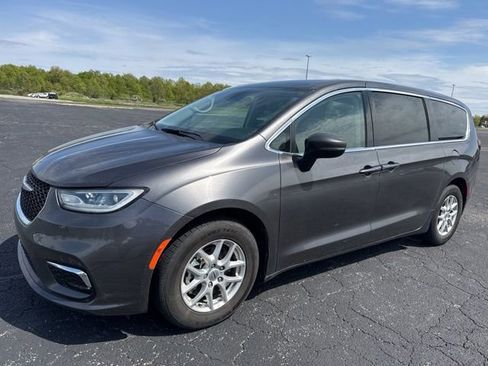 Used 2023 Chrysler Pacifica Touring-L FWD image 1