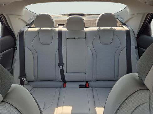 Certified 2025 Hyundai Elantra Limited FWD image 29