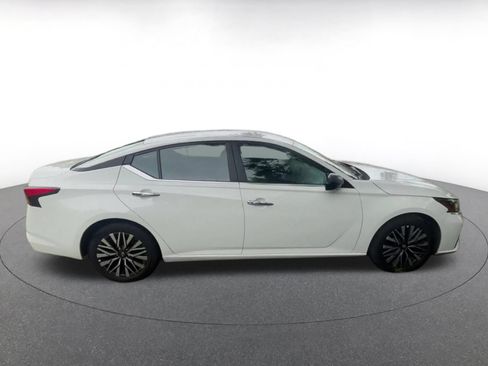 Used 2025 Nissan Altima 2.5 SV FWD image 13