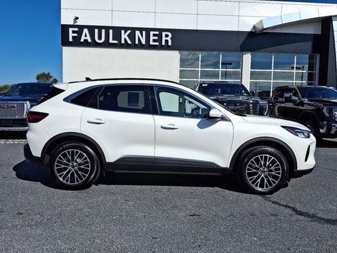 Used 2025 Ford Escape PHEV w/ Class II Trailer Tow Package image 7