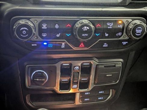 Used 2022 Jeep Wrangler Unlimited Sahara w/ Cold Weather Group image 16