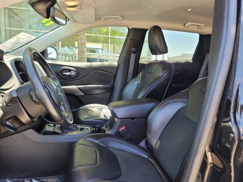 Used 2019 Jeep Cherokee Latitude Plus w/ Comfort/Convenience Group FWD image 12