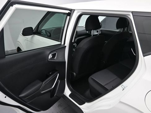 Used 2025 Kia Soul LX w/ LX Technology Package FWD image 12