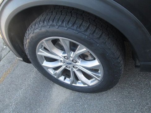 Used 2020 Ford Explorer XLT w/ Equipment Group 202A image 10