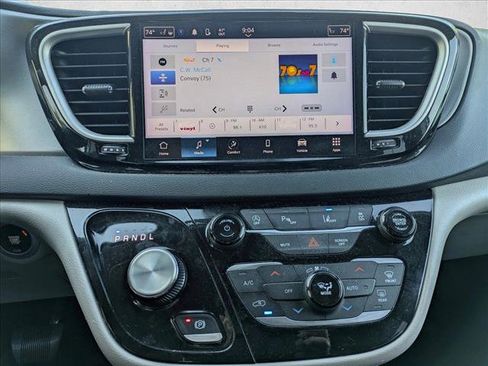 Used 2023 Chrysler Pacifica Touring-L FWD image 12