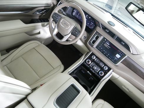Used 2022 GMC Yukon XL Denali image 9