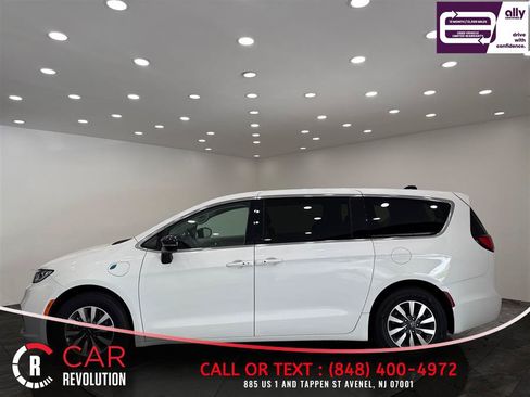 Used 2024 Chrysler Pacifica Limited FWD image 4