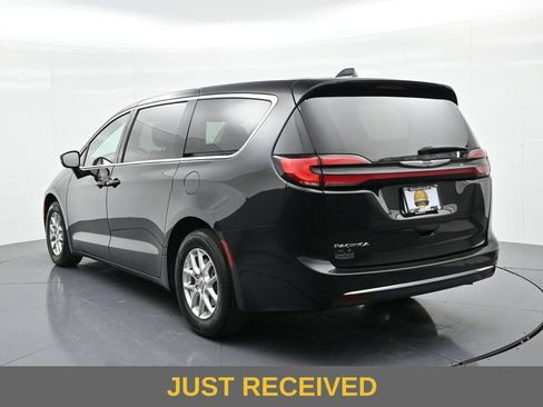Used 2024 Chrysler Pacifica Touring-L FWD image 8