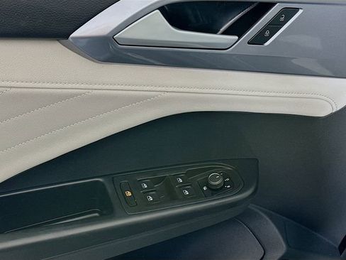 Used 2025 Volkswagen Taos SEL w/ Black Wheel Plus Package image 19