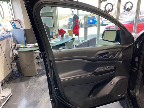 Used 2022 GMC Acadia AT4 w/ Technology Package image 10