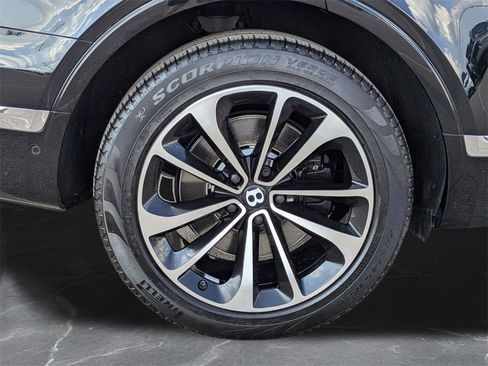 Used 2018 Bentley Bentayga image 36