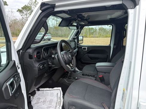 Used 2025 Jeep Wrangler Rubicon image 3