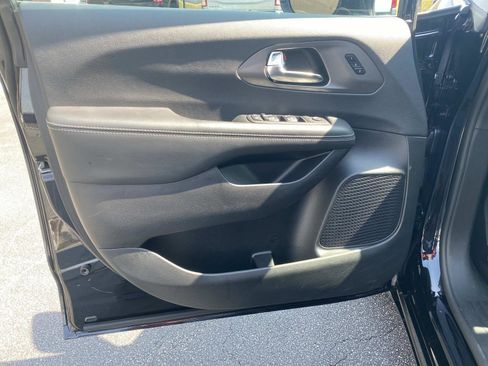 Certified 2025 Chrysler Pacifica Select image 19