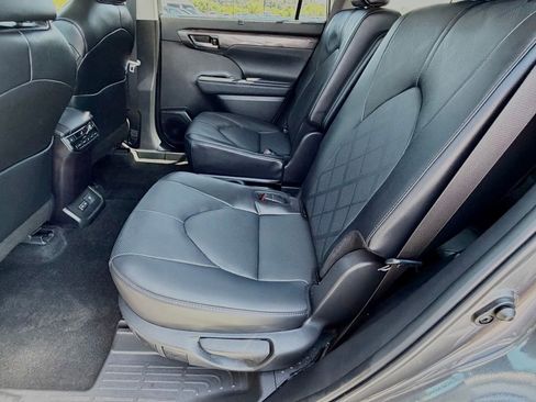 Used 2024 Toyota Highlander Platinum AWD/4WD image 35