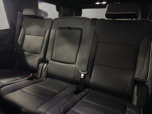 Used 2023 GMC Yukon SLT w/ SLT Luxury Package AWD/4WD image 6