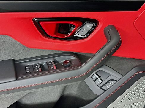 Used 2025 Lamborghini Urus SE image 18