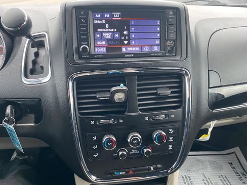 Used 2018 Dodge Grand Caravan SXT image 12