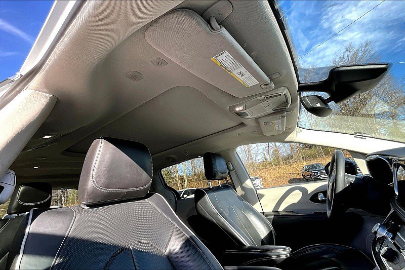 Used 2024 Chrysler Pacifica Limited FWD image 23