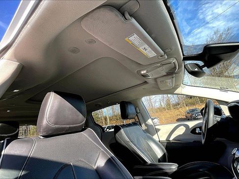 Used 2024 Chrysler Pacifica Limited FWD image 23