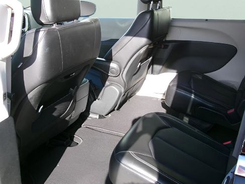 Used 2024 Chrysler Pacifica Touring-L FWD image 9