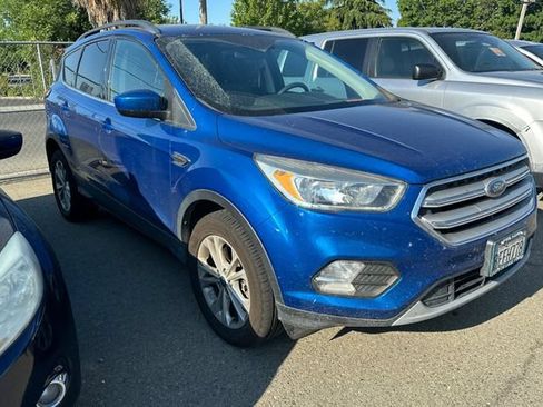 Used 2018 Ford Escape SE w/ SE Sync 3 Package AWD/4WD image 2