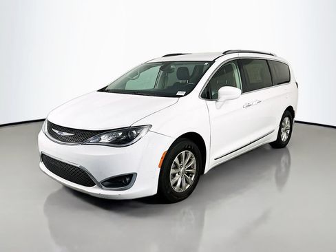 Used 2018 Chrysler Pacifica Touring-L FWD image 3