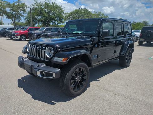 Used 2025 Jeep Wrangler Unlimited Sahara w/ Safety Group AWD/4WD image 10