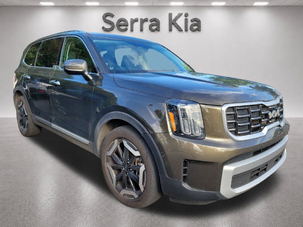 Used 2025 Kia Telluride S FWD image 3